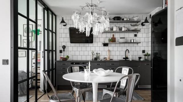 老公坚持在客厅加玻璃墙，完工后老婆惊呆：怎么多了两间房？