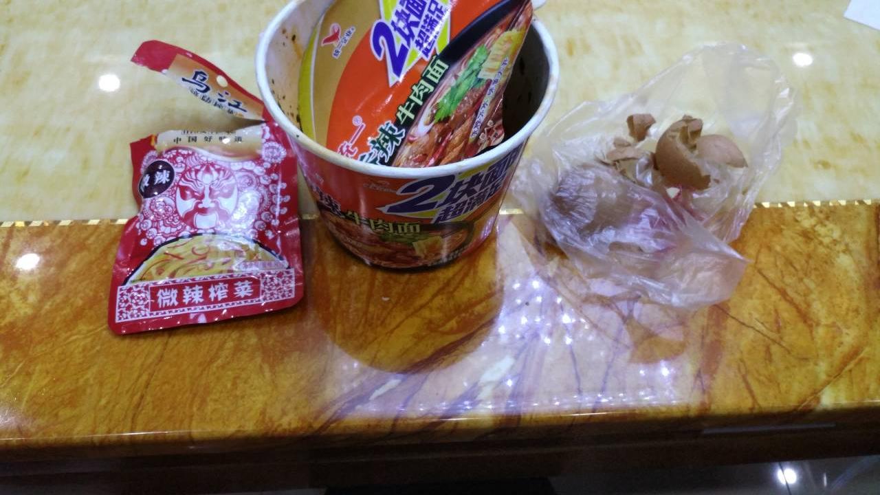 泡面|5毛涨到3块，榨菜也扛不住了！网友：关上灯吃挂面吧