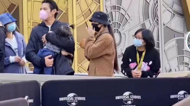 Angelababy|向佐一家三口逛环球影城，郭碧婷身形圆润颇具孕相，夫妻搂抱看夜景超甜