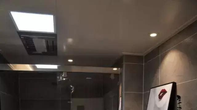 卫生间做收纳，砌个10cm薄墙，什么都能放，不比壁龛差！