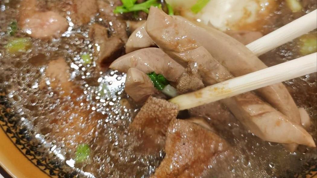 土豆丝|武汉24小时营业的老店，马路边上蹲满客人，只为一份免费土豆丝？