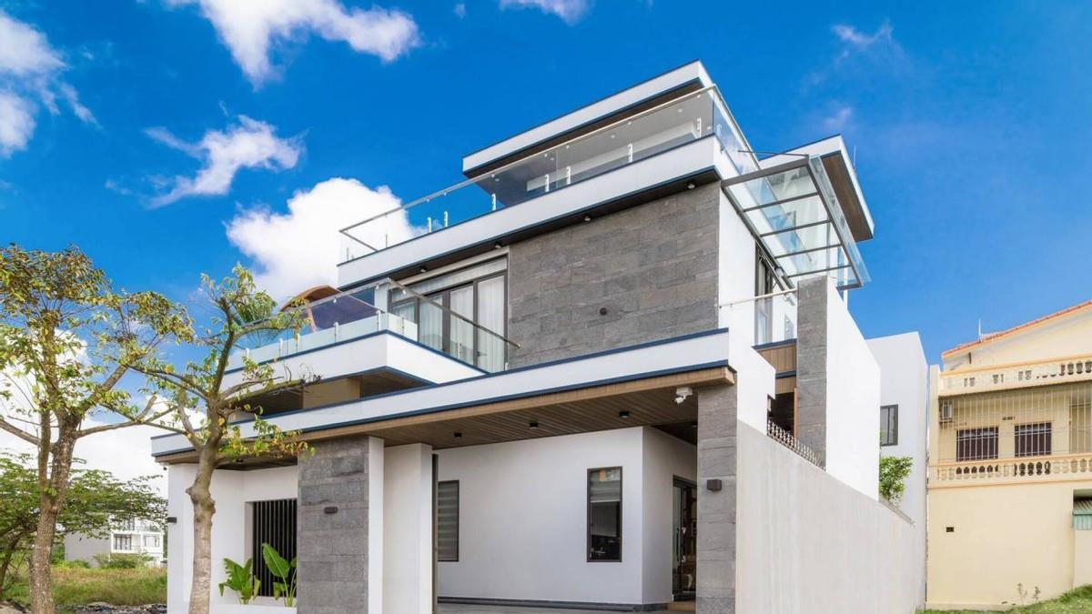 入户门前挖鱼池，镂空楼梯爬上爬下，在这栋别墅逛一圈都不想走了