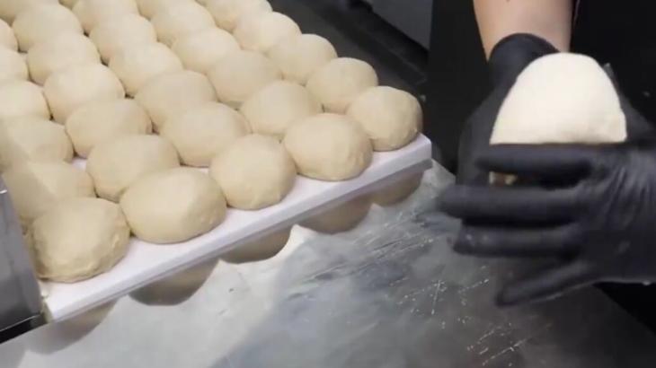 |青岛这家披萨饼店，100元一个，客人排队1小时都愿意等，再贵也吃