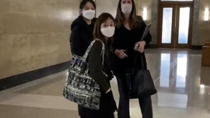 郑爽|郑爽飞美国争夺孩子抚养权造型加分，翡翠恋人合同纠纷同天开庭有点欺负人