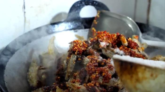 老板娘|安徽县城的重口味美食，因高颜值老板娘火了，10元1碗味精洒半碗