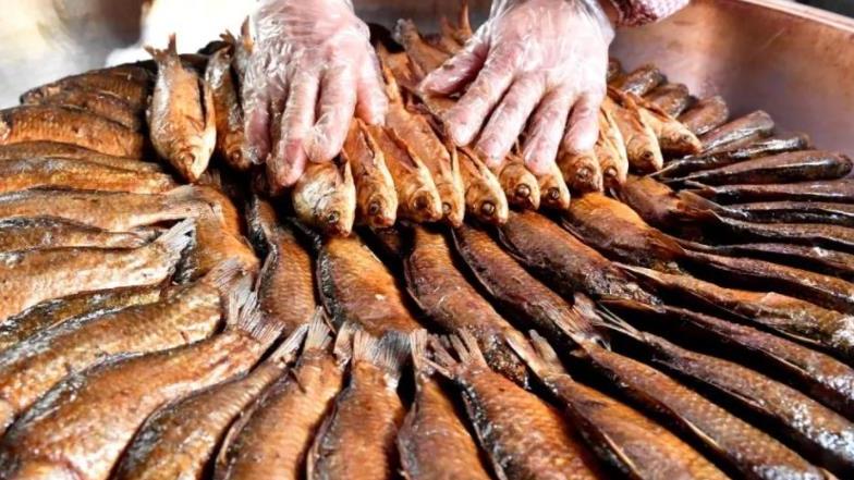 发糕|河南母子卖小吃，一锅老油用40年，网友：这油成古董了