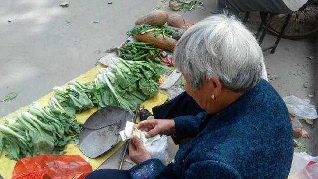 子莘情感屋|一位7旬卖菜爷爷的心酸：以后出门，都要带一些现金