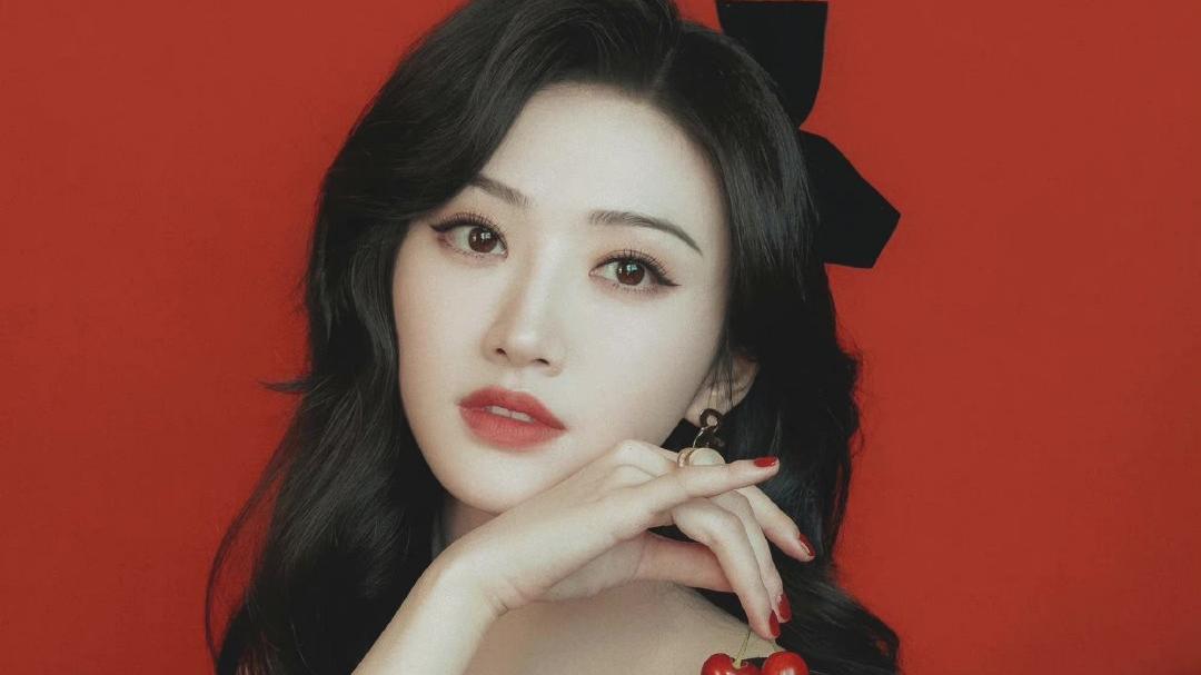 景甜|有种“惊艳”叫景甜的复古写真，小腹结实无赘肉，旗袍装扮太惊艳