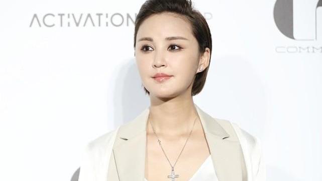 护肤品 张歆艺好适合女强人角色，穿拼色西装干练大方，短发看着好清爽