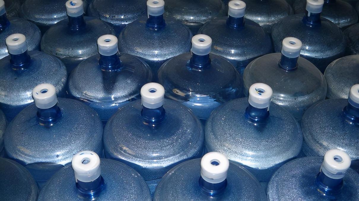 喝哪种水最安全？桶装水和家用净水器的水，你家用哪个