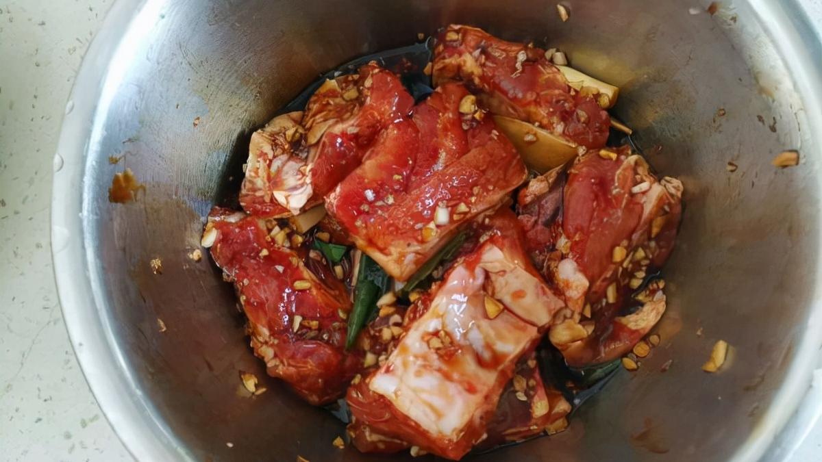 蒸排骨|蒜香十足的蒸排骨，肉质软烂，这种做法更入味，快来试试
