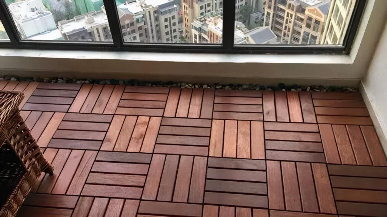 阳台铺地砖落伍了，现在流行铺实木地板，不会开裂、脚感好