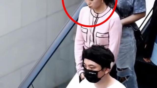 王思聪|王思聪罕和堂妹逛街，表妹满身大牌五官扁平，镜头前遮挡太不自信