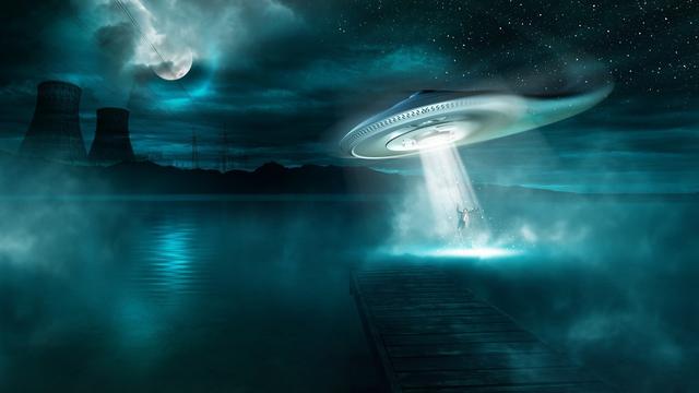 UFO UFO在雷电中吸收能量？闪电附近出现神秘黑色物体，一动不动