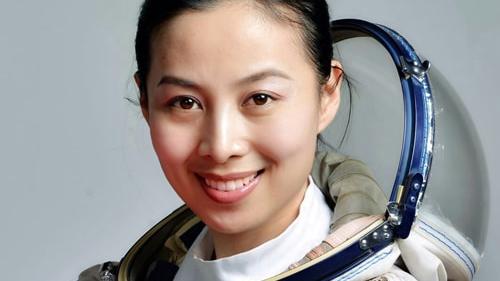 王亚平代表许鹿希等近七亿人成首位太空出舱女性，她们平凡又伟大