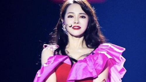 伊能静|伊能静产后6个月减重50斤，与儿子同框似姐弟，54岁活出30岁精彩