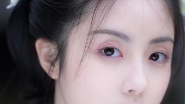 唐嫣 国内一“低调”精华液，看似“不起眼”，实则平价好用，紧致嫩肤