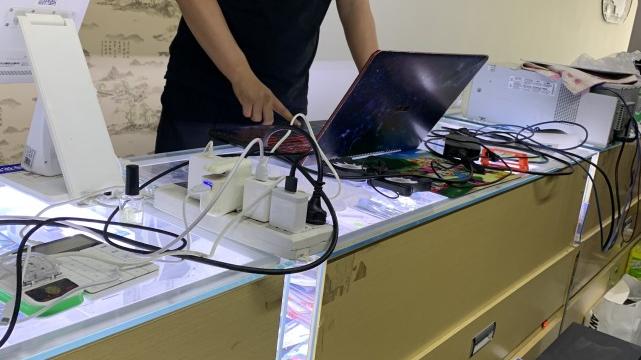 客户修电脑嫌贵不想修了，老板偷拆硬盘换内存，客户的做法解气！