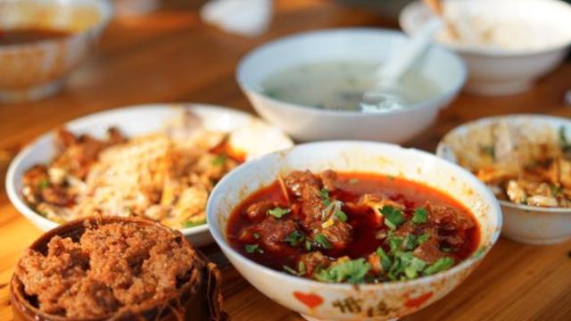 鸡蛋|重庆开了30年的羊肉馆，不用点菜想吃什么全靠抢，环境一般味道赞