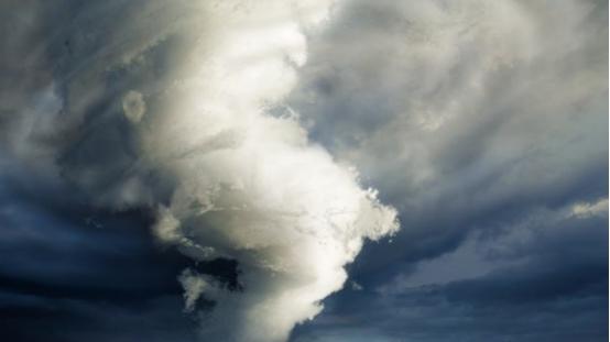 高原 青藏高原出现罕见龙卷风！一瞬间天昏地暗，犹如科幻片里的场景