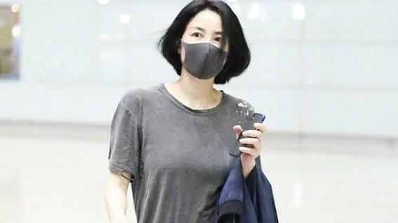 王菲 服了王菲的“迷”之衣品，穿着“破布烂衫”就出门，全靠气质撑着