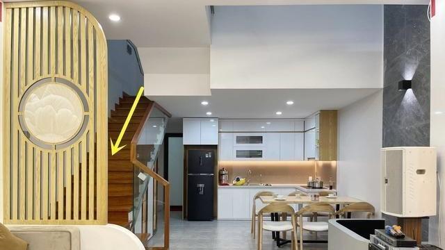 楼梯口正对着客厅，用木格栅隔断，关键比实心隔墙薄，更省空间