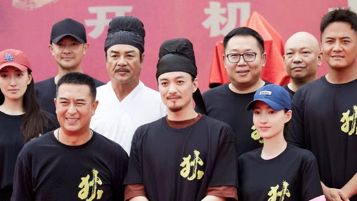 倚龙说情感|37岁文章无戏可拍转幕后，看监视器像导演，网友：一手好牌打稀烂