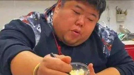 减脂|拥有百万粉丝的“胖猴仔”，体重高达530斤，父母却表示很支持？