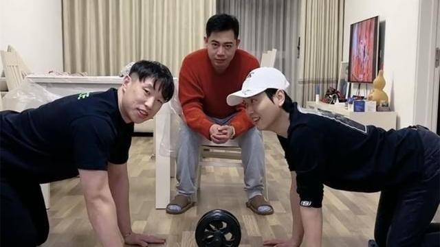 胡小小乖|都和于谦学会了，德云社孔云龙、曹鹤阳等在线捧哏烧饼，真是会玩