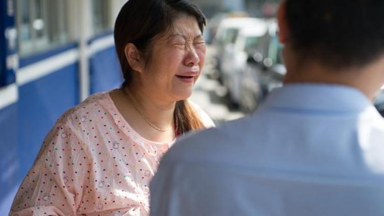 阿笨语录|48岁女人哭诉：给70岁大爷当住家保姆，一万的月工资，却想逃走