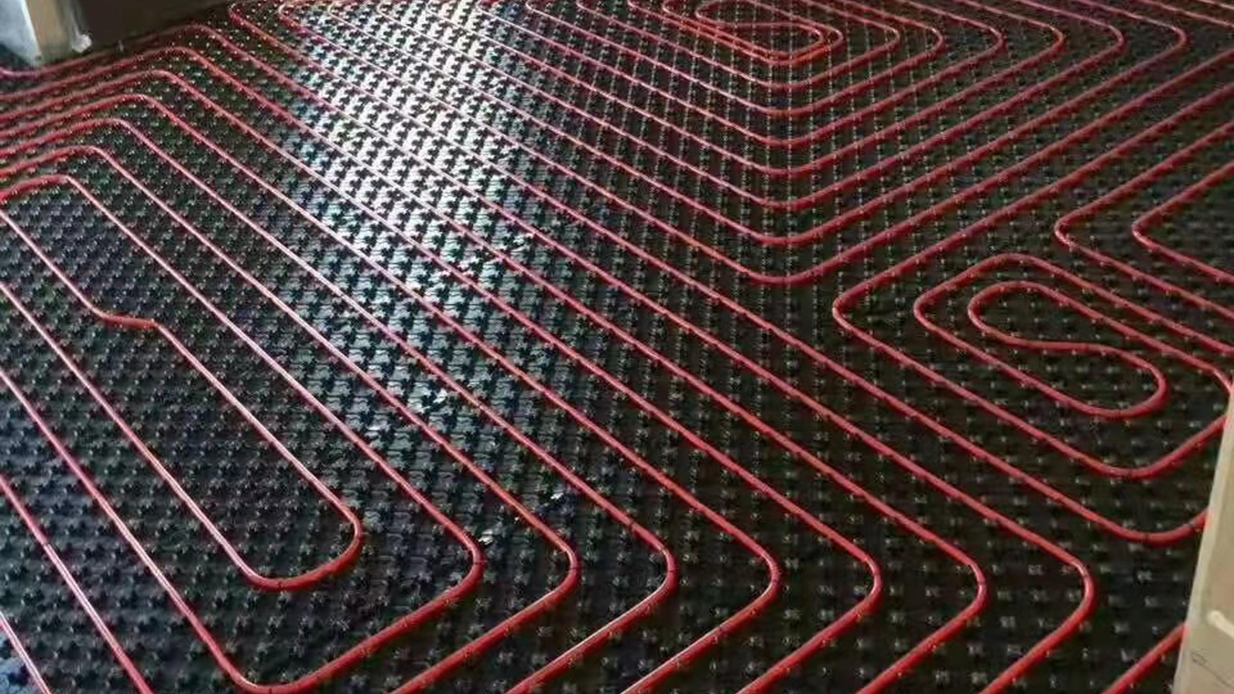 地暖，选择干式的还是湿式的，对比后再决定。