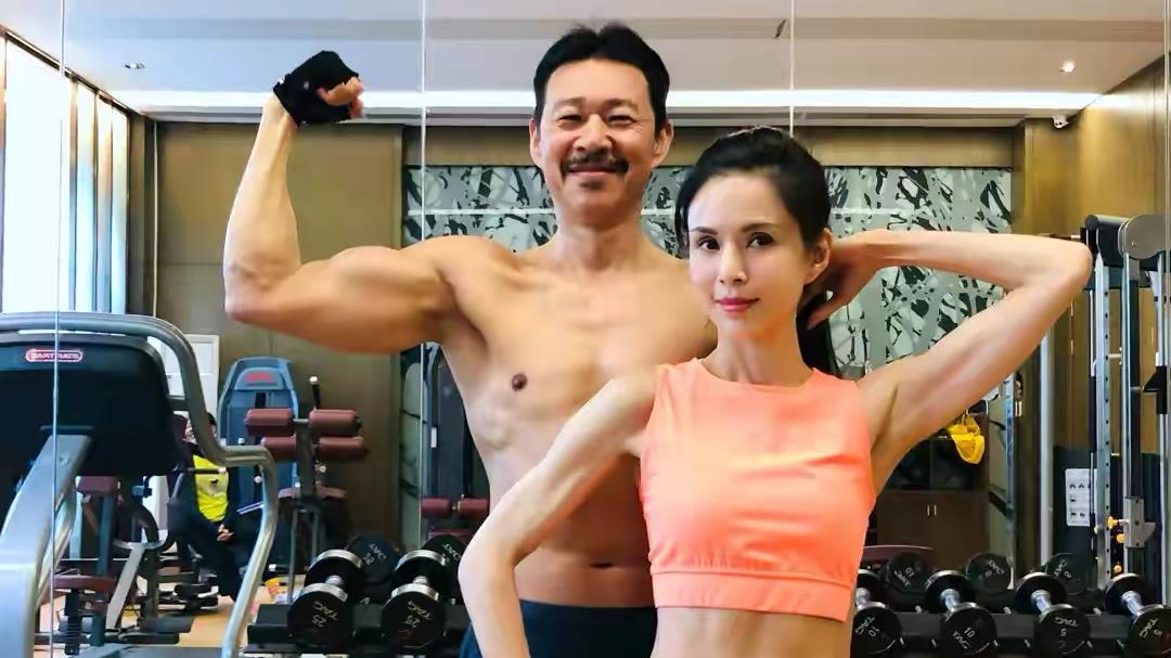 李若彤|55岁李若彤晒与张丰毅健身照！穿露脐装秀肌肉 两人关系亲密引猜疑