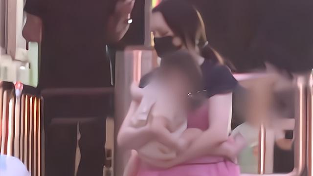 鲸鱼之心|郭碧婷抱女儿外出被拍到，网友吐槽：豪门连头发自由都没有！