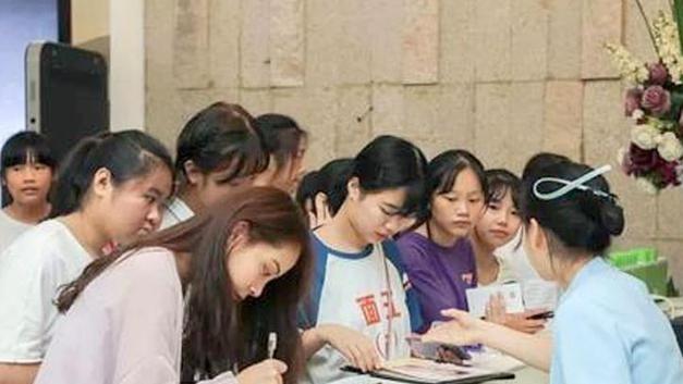 雪落无尘谈|考生在高考后选择“容貌改造”，到底是好事坏事？听听学姐怎么说