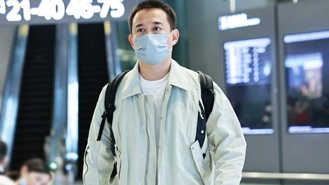 穿衣搭配 黄磊还是逃不过“中年发福”，留短发颜值暴跌，还是长发造型更帅