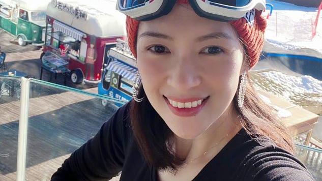 章子怡|章子怡带女儿滑雪，醒醒头顶快到妈妈肩膀，腿长脚长运动天赋高