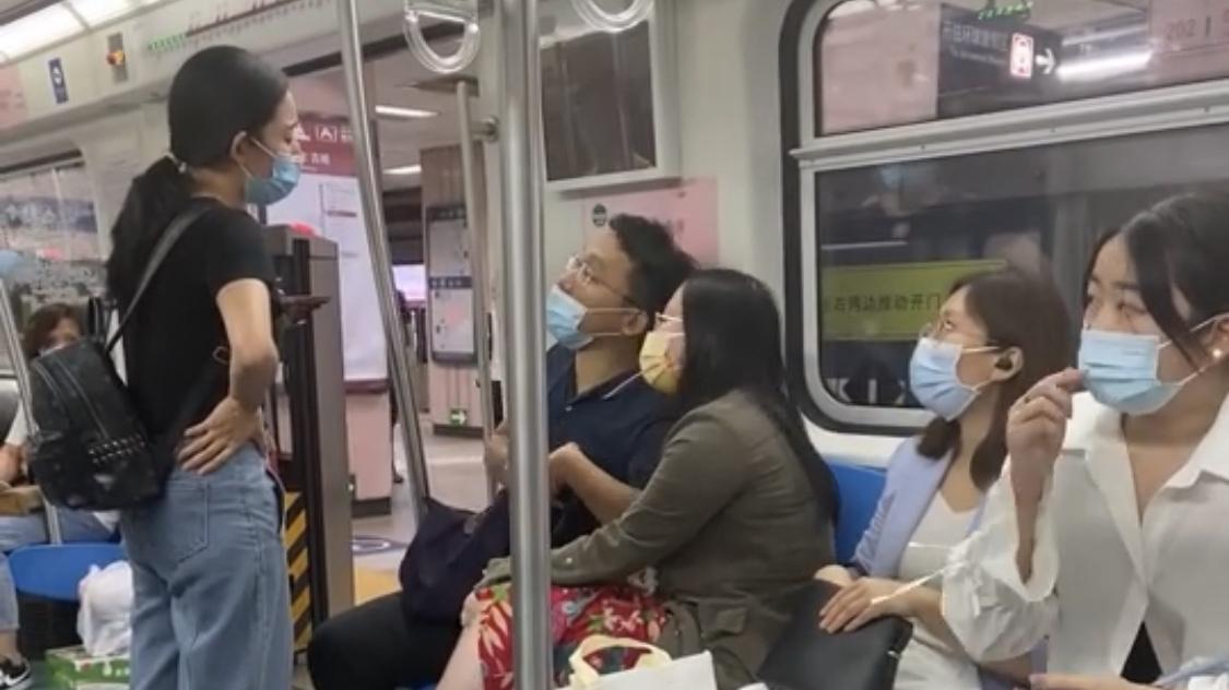 北京地铁 北京地铁一女子双腿搭在男友大腿上，翘着脚两次碰到女乘客起争执