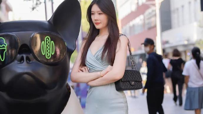 还是喜欢第一个，穿浅蓝群的时尚女生