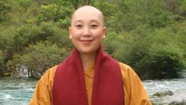 |31岁爆红，3年后出家，消失25年“青藏高原”李娜如今怎样了