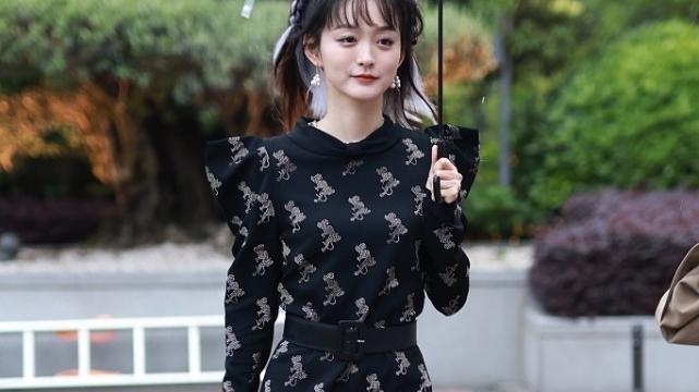 穿衣搭配|何泓姗双马尾配空气刘海，真有少女感，笑起来像“大号芭比娃娃”