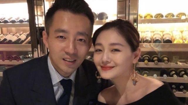 大S 大S离婚后首露面，瘦身成功重回杉菜时期，搂帅哥脖子喝酒好享受