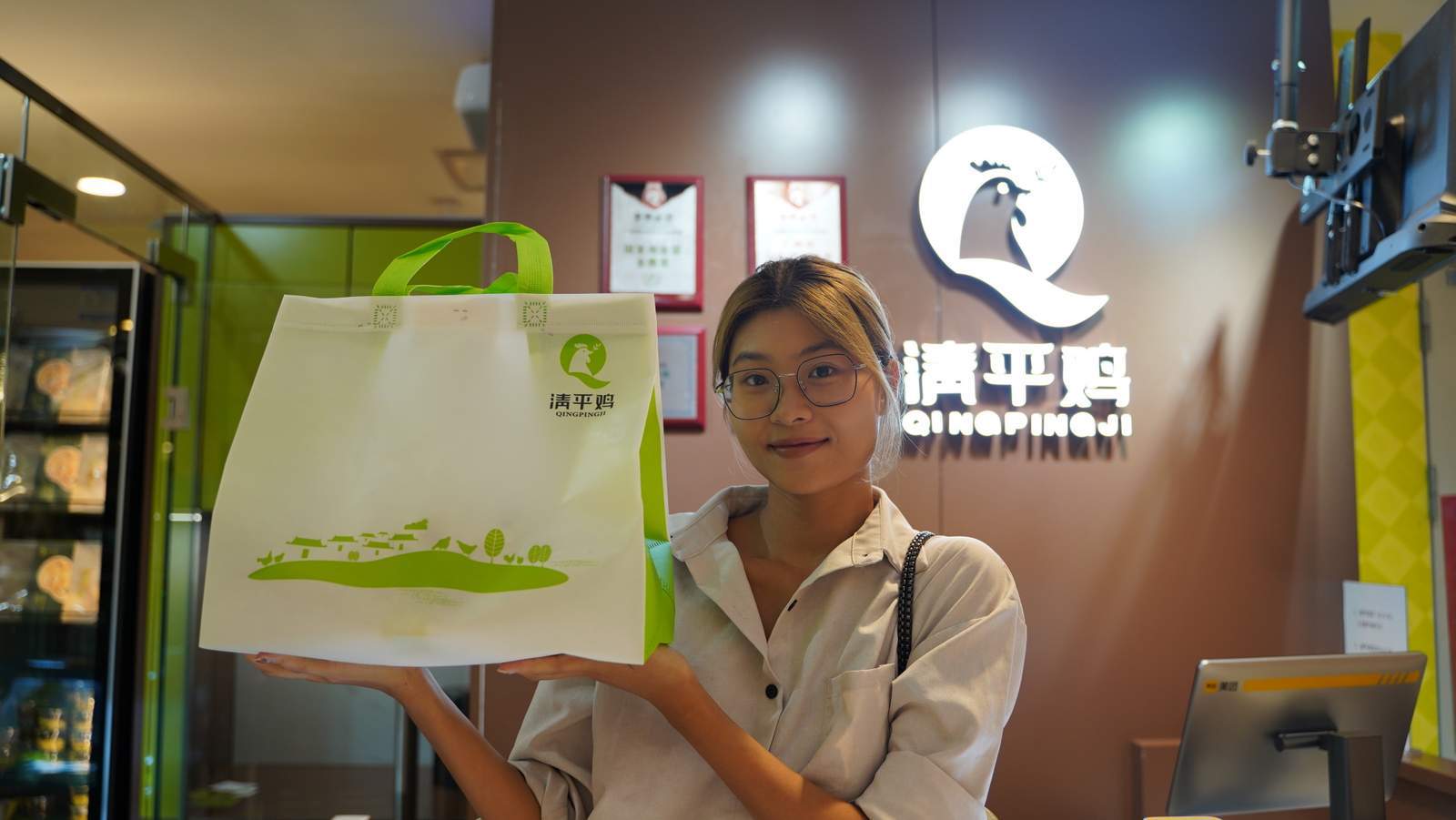 黄金细腻的鸡油冻，爽脆可口的鸡皮，汁多肉嫩的清平鸡重新回归！