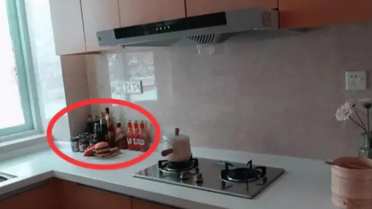 建议：灶台上别摆瓶瓶罐罐了，学年轻人这么做，干净又整洁！