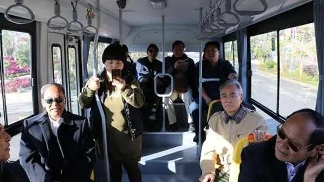 月落等风來|“取消老年卡”呼声渐高，老人免费坐车弊端显现，有城市采用新规