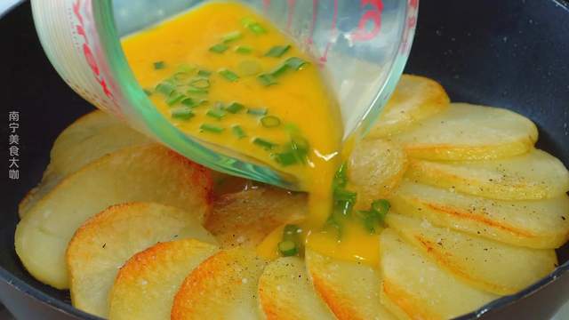 水果|土豆里打1个鸡蛋，居然这么好吃，我家一周吃5次都不腻，太香了