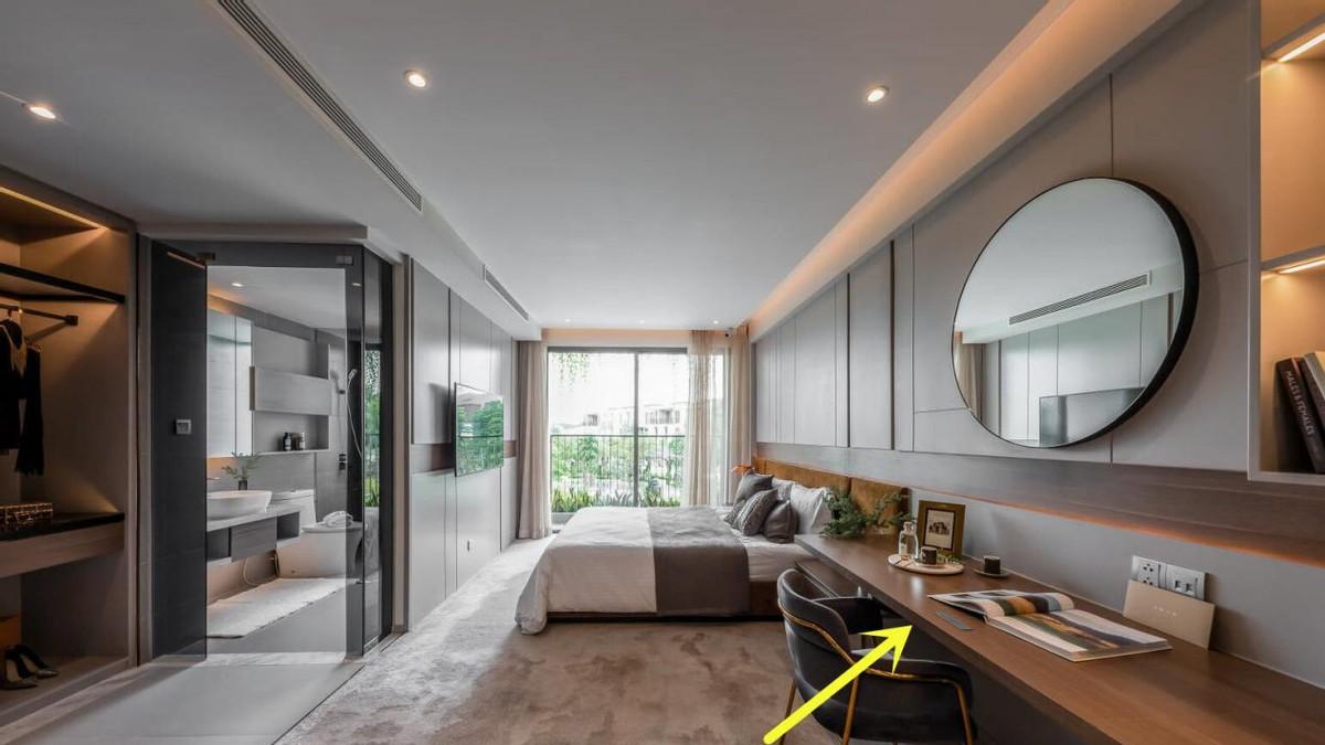 传统床头柜我看不上，悬空设计延伸2m桌面，一字排开可享3大功能