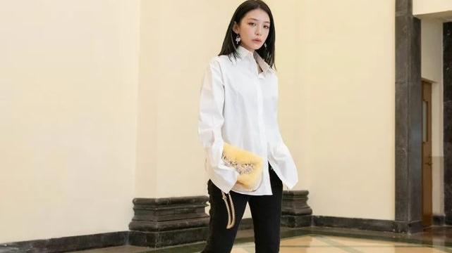 看着自己“非黑即灰”的秋冬衣柜，突然萌生了一个买新包的想法?！