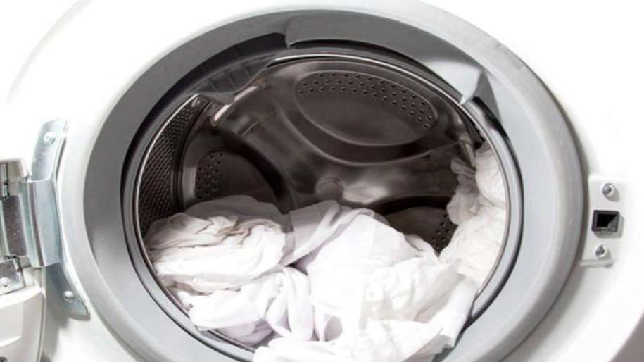 洗衣服忘掏卫生纸，兜里全是“垃圾”，教你这么做，轻松去除纸屑