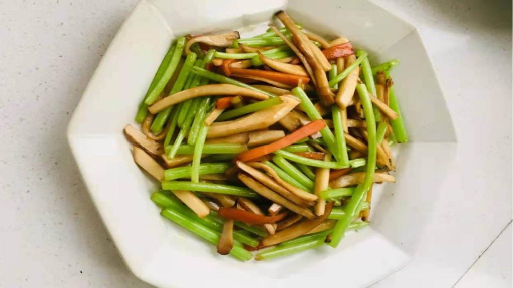 茼蒿|失眠最该吃“这道菜”，现在吃正当季，养心安神，夜里睡得更香