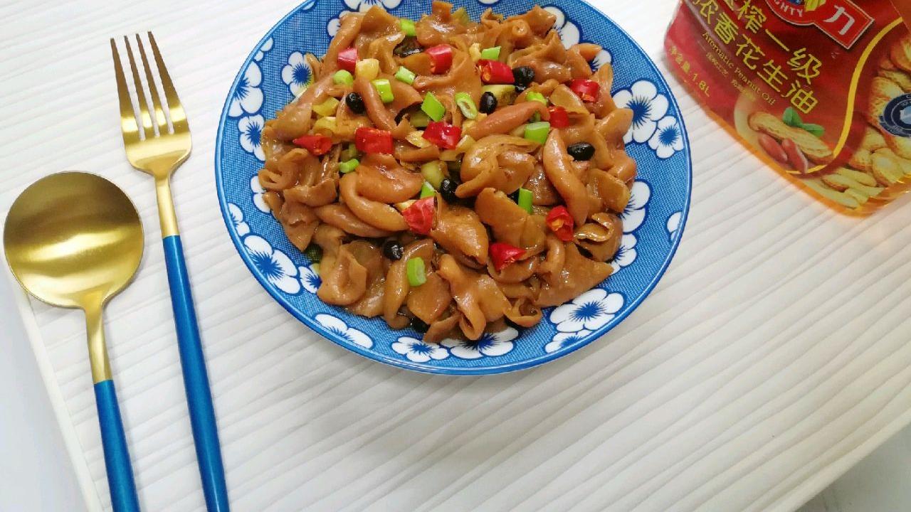 猪大肠|猪大肠蒸着吃，加点大蒜豆豉，味道鲜嫩有嚼劲，太过瘾了